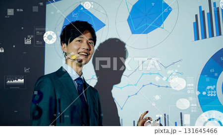 プレゼンテーションする男性とビジネスデータ 131645466