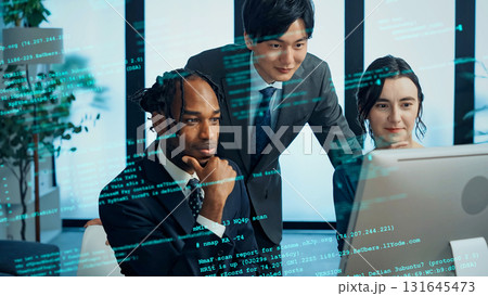 オフィスで会議する多国籍ビジネスパーソンのグループとデジタルテクノロジー 131645473
