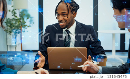 オフィスで会議する多国籍ビジネスパーソンのグループとデジタルテクノロジー 131645476