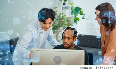 オフィスで会話する多国籍グループとデジタルテクノロジー 131645477