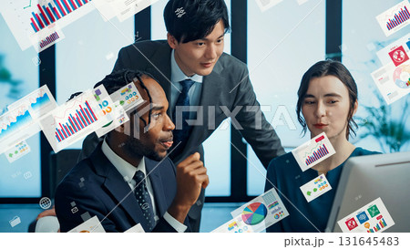 オフィスで会議する多国籍ビジネスパーソンのグループとビジネスデータ 131645483