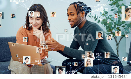 オフィスで会話する多国籍グループとグローバルネットワーク 131645484