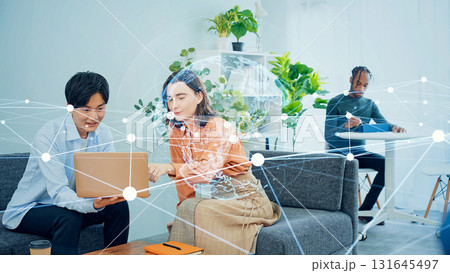 オフィスで会話する多国籍グループとグローバルネットワーク 131645497