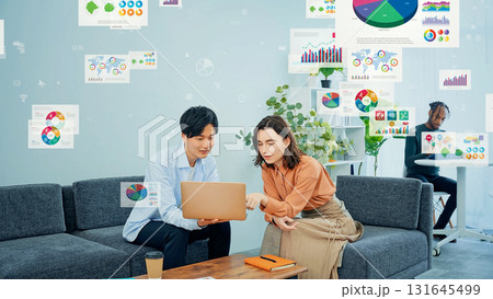 オフィスで会話する多国籍グループとビジネスデータ オフィスで会話する多国籍グループとビジネスデータ 131645499