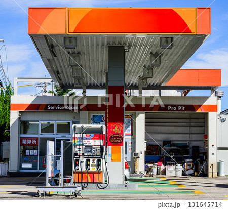 日本のガソリンスタンド全景｜サービスルームと整備ピットが併設された都市型給油所の風景 131645714