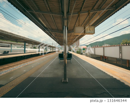 鉄道駅のホーム 鉄道駅のホーム 131646344