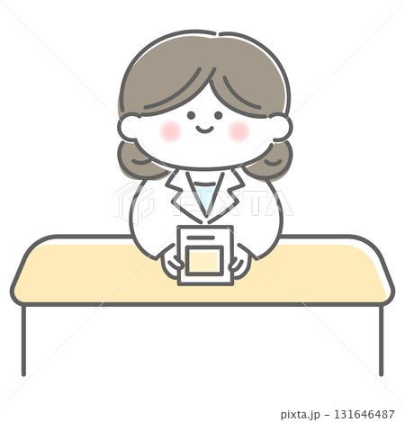 受付でお薬を渡す薬剤師 131646487