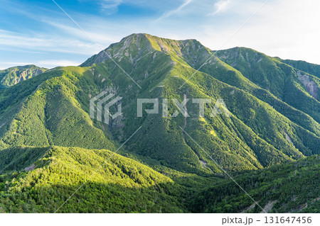 南アルプスの南岳から見るモルゲンロートの聖岳（前聖岳、奥聖岳）　南アルプス聖岳登山 131647456