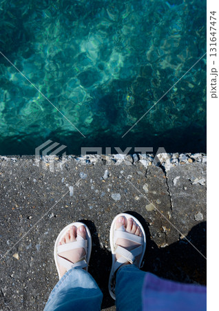 澄んだ海を見下ろす足元の風景 131647474