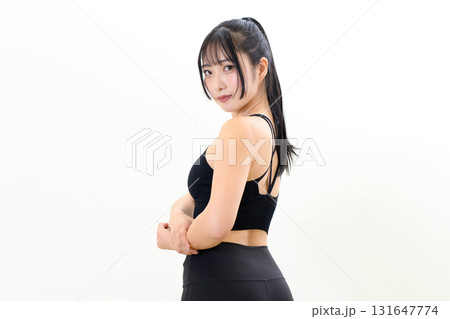 体を鍛えてるかっこいい女性　サイドチェスト　筋トレ女子　スポーツブラ　白バック　トリミングアップ 131647774