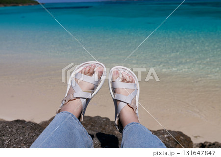 沖縄の白砂ビーチと海を背景にした足元の写真 131647847