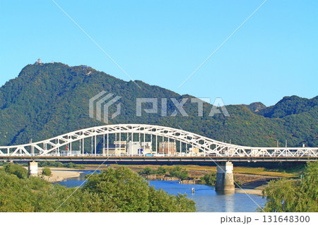 岐阜県岐阜市、金華山と忠節橋の風景 131648300