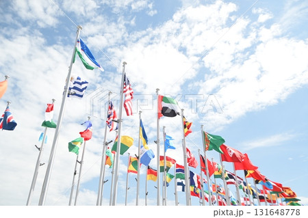 万博会場の万国旗 131648778