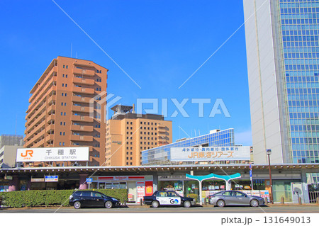 愛知県名古屋市、JR千種駅と立ち並ぶマンションの風景 131649013