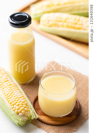 Sweetcorn milk in glass and bottle with fresh sweetcorn, Alternative milk from plant, dairy free 131649398