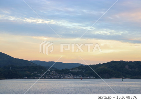美しい夕焼け空と海 131649576