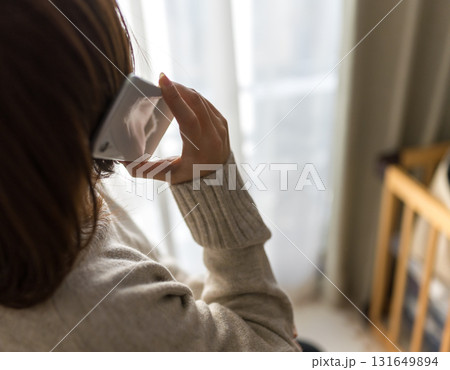 電話をするママ 131649894