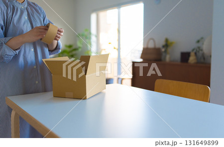 段ボール箱と女性 段ボール箱と女性 131649899