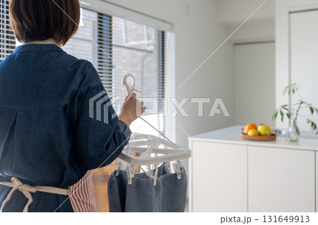 女性の自宅でのスローライフ 女性の自宅でのスローライフ 131649913