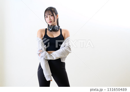 体を鍛えてるかっこいい女性 ダイエット 筋トレ女子 スポーツブラ 白バック オフショル 体を鍛えてるかっこいい女性 ダイエット 筋トレ女子 スポーツブラ 白バック オフショル 131650489