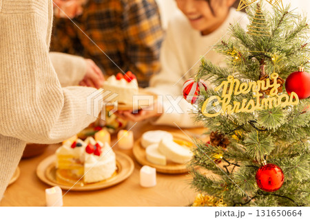クリスマスのホームパーティーをするファミリー 131650664
