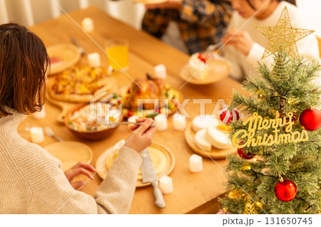 クリスマスのホームパーティーをするファミリー 131650745