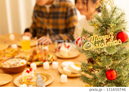 クリスマスのホームパーティーをするファミリー クリスマスのホームパーティーをするファミリー 131650746