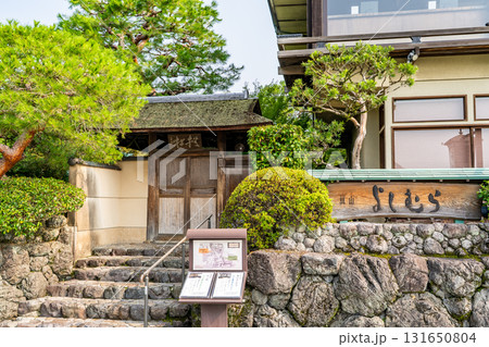 京都　渡月橋と大堰川（桂川）畔に構える　嵐山よしむら　本店（手打ちそば屋　瞬そば） 131650804