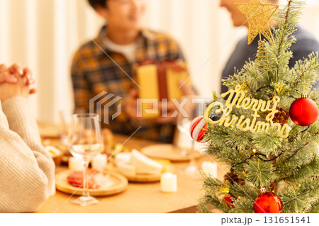 クリスマスのホームパーティーをするファミリー クリスマスのホームパーティーをするファミリー 131651541
