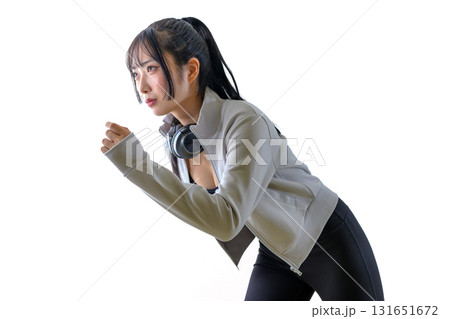 体を鍛えてるかっこいい女性　明日に向かってダッシュする筋トレ女子　走る　始める　白バック 131651672