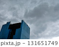 工事中のビル、曇天の空 131651749