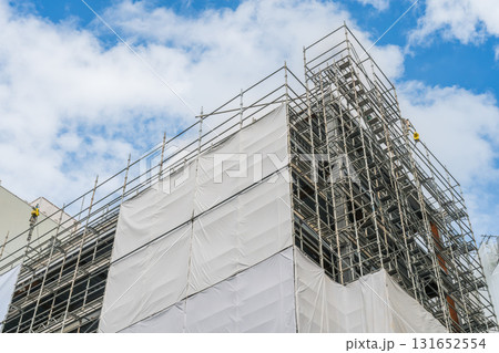 青空と鉄骨建方工事 131652554