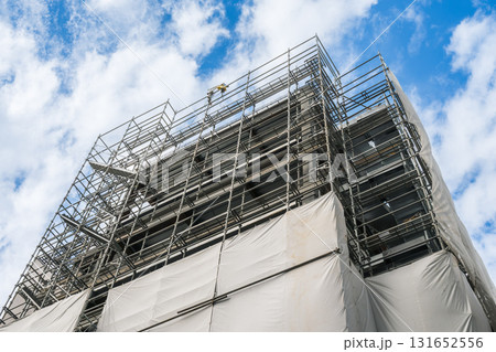 青空と鉄骨建方工事 131652556