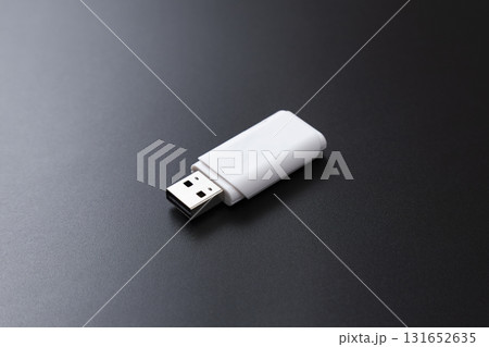 黒背景にUSBメモリ 131652635