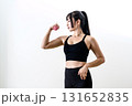 体を鍛えてるかっこいい女性　ダンベルを持ちポーズをとる女性　白バック　くっきり 131652835