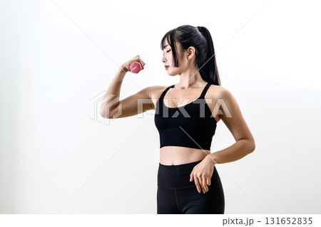 体を鍛えてるかっこいい女性　ダンベルを持ちポーズをとる女性　白バック　くっきり 131652835