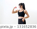 体を鍛えてるかっこいい女性　ダンベルを持ちポーズをとる女性　白バック　 131652836