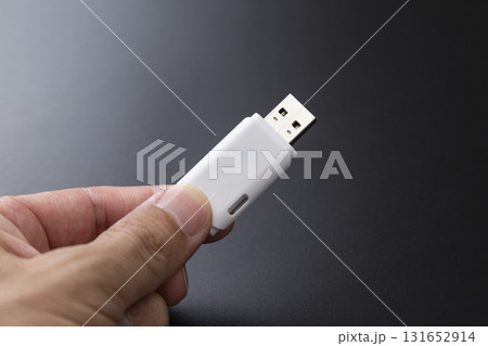 USBフラッシュデバイスを持つ手 USBフラッシュデバイスを持つ手 131652914