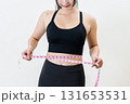 メジャーでウエストを測る女性　体を鍛えてるかっこいい女性　ダイエット　白バック　トリミングアップ 131653531