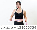 メジャーでウエストを測る女性　体を鍛えてるかっこいい女性　ダイエット　白バック　トリミングアップ 131653536