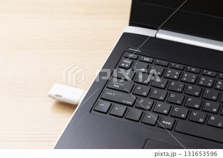 ノートパソコンとUSBフラッシュメモリ ノートパソコンとUSBフラッシュメモリ 131653596