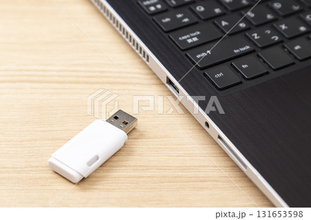 ノートパソコンとUSBフラッシュメモリ 131653598