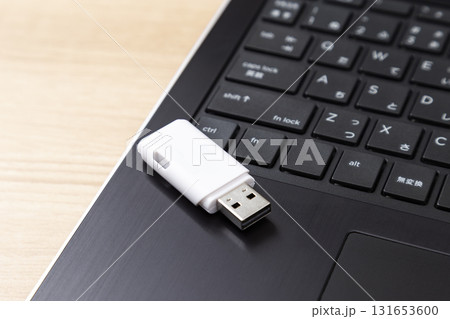 ノートパソコンとUSBフラッシュメモリ ノートパソコンとUSBフラッシュメモリ 131653600