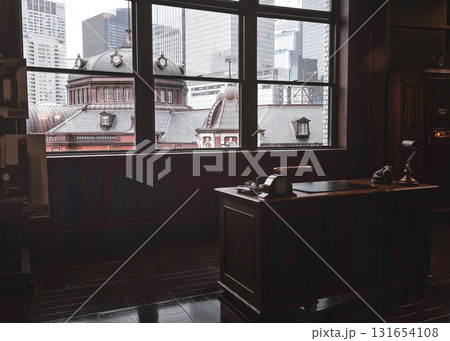 東京駅の駅舎とレトロな執務室 131654108