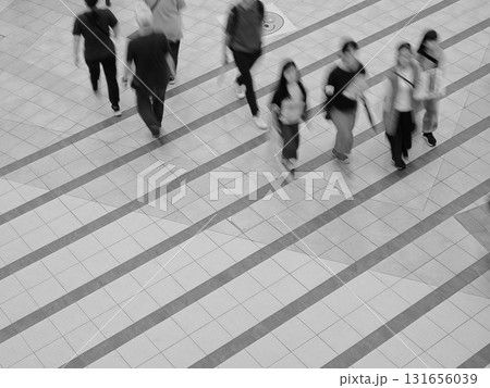 神戸市の繁華街の人通りの激しい通路 神戸市の繁華街の人通りの激しい通路 131656039