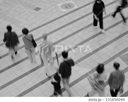 神戸市の繁華街の人通りの激しい通路 131656040