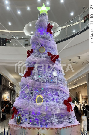 ホワイトクリスマスツリー 131656127
