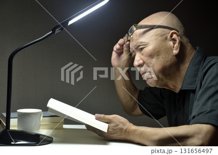 老眼で苦しむ老人 老眼で苦しむ老人 131656497