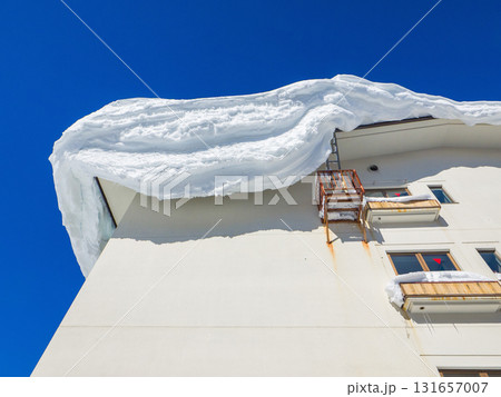 快晴の青空とホテルの屋根から大きくせり出した雪庇 (長野県、志賀高原) 快晴の青空とホテルの屋根から大きくせり出した雪庇 (長野県、志賀高原) 131657007