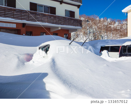雪国の冬の晴れた日、雪の中からワイパーだけが見える車 (長野県、志賀高原) 雪国の冬の晴れた日、雪の中からワイパーだけが見える車 (長野県、志賀高原) 131657012